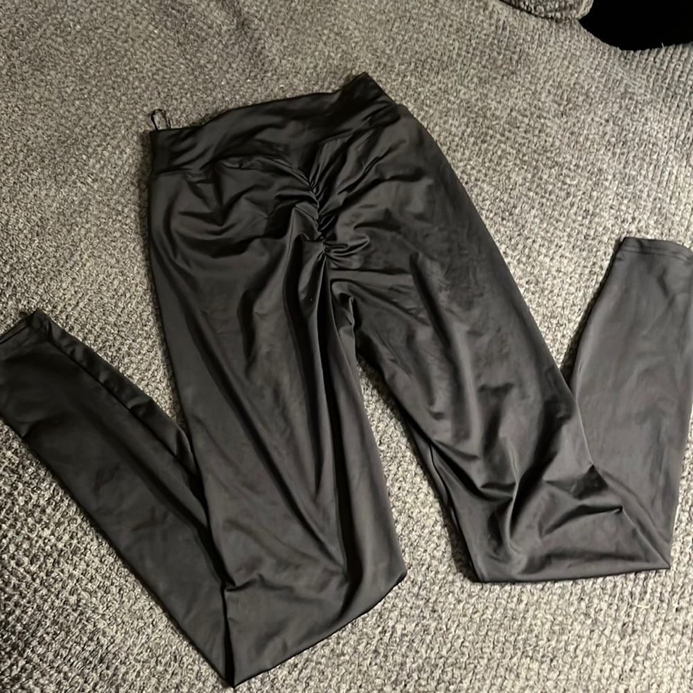 By Egreis scrunch butt leggings. Size medium.